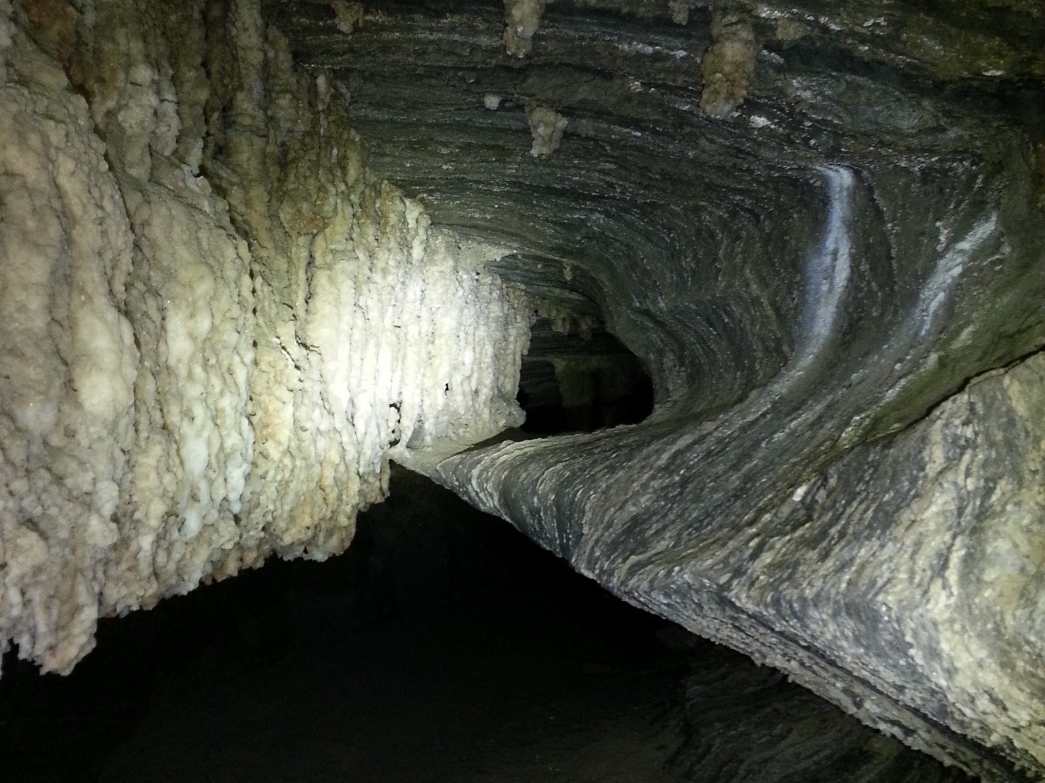 טיול סנפלינג במערת מלח נועם בנק