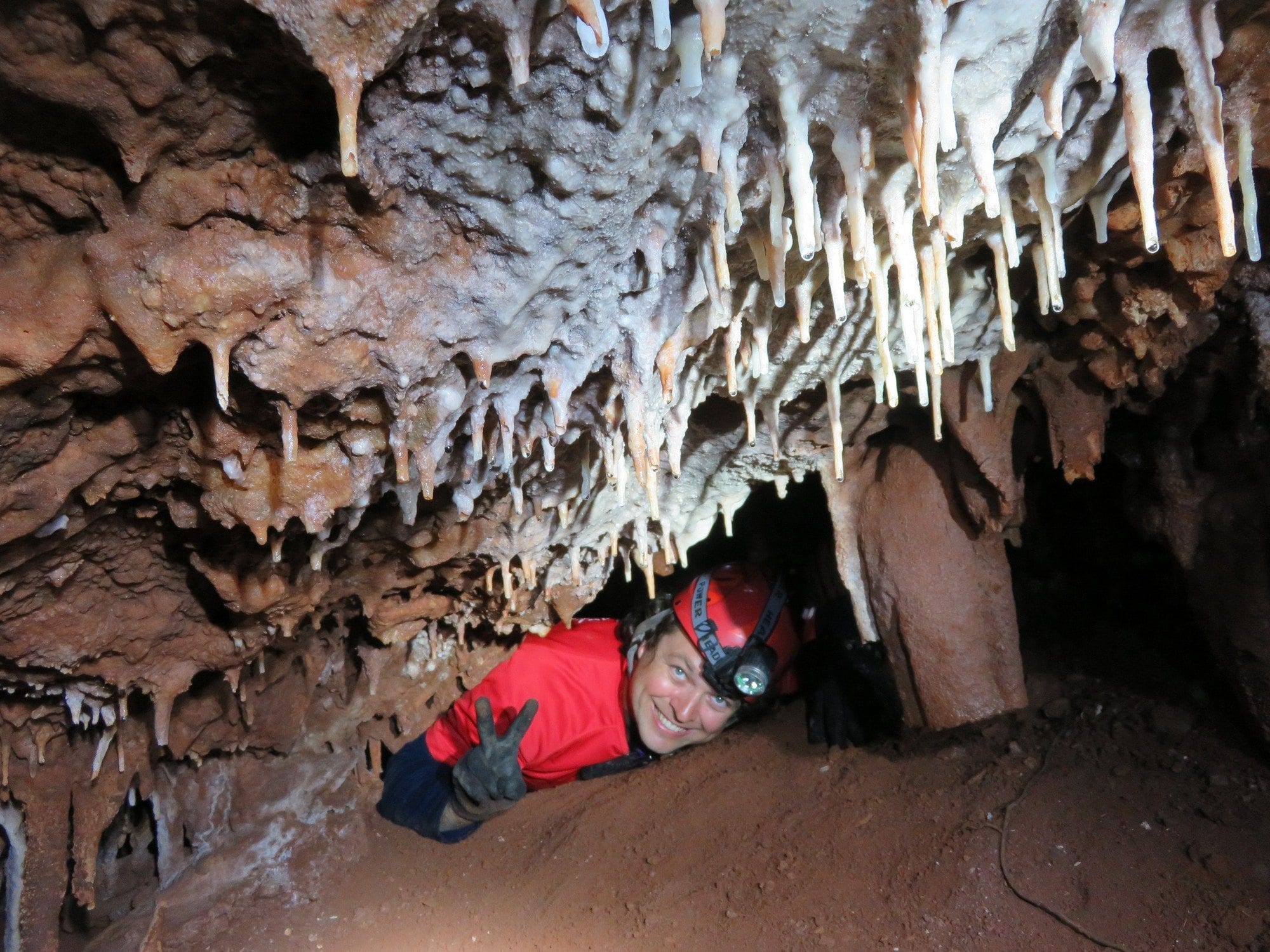 מערת נטיפים בגליל טיולי מערות עם ערוצים בטבע