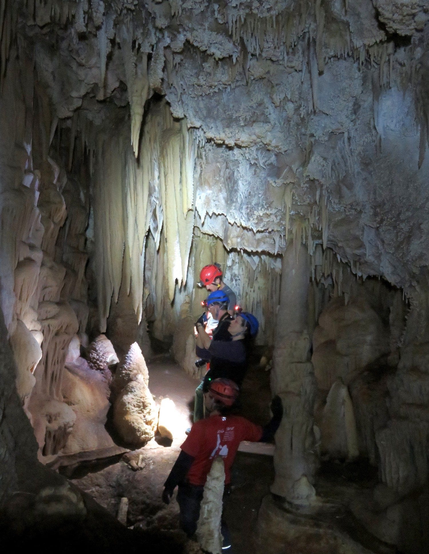 טיול סנפלינג אתגרי למערת נטיפים בצפון עם ערוצים בטבע