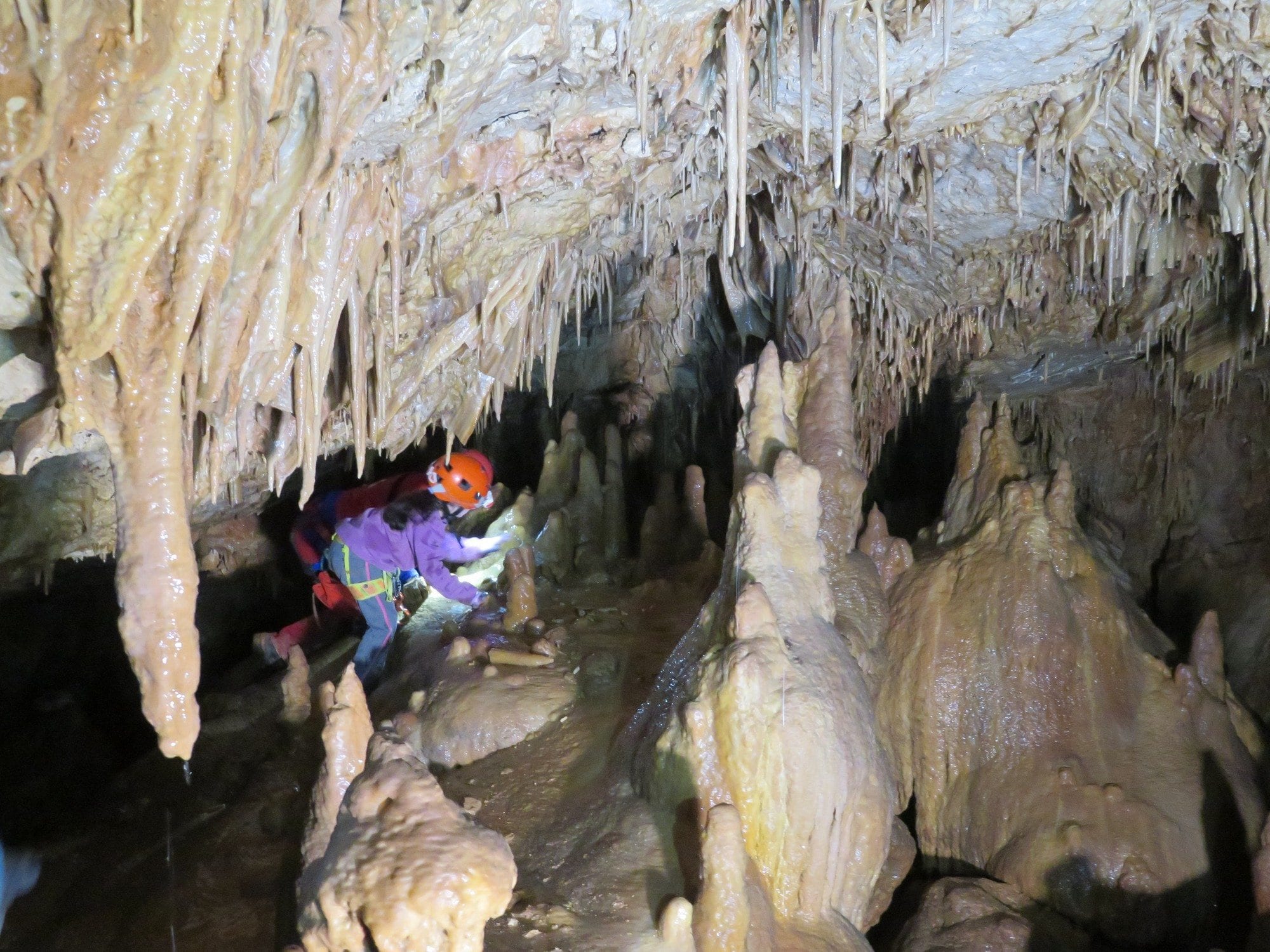 סנפלינג למערת נטיפים מדהימה - ערוצים בטבע