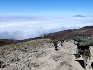 מעל העננים - טיפוס קילימנג'רו