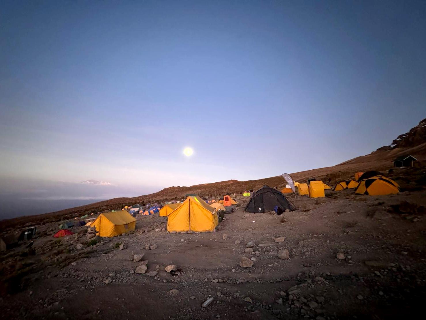 לינה באוהלים - טיפוס הר הקילימנג'רו